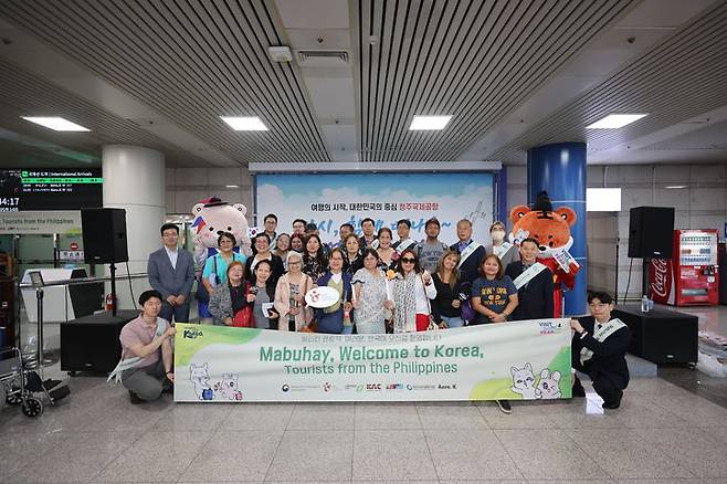 14일 청주국제공항으로 입국한 필리핀 관광객 단체사진. (사진=한국관광공사 제공) photo@newsis.com *재판매 및 DB 금지