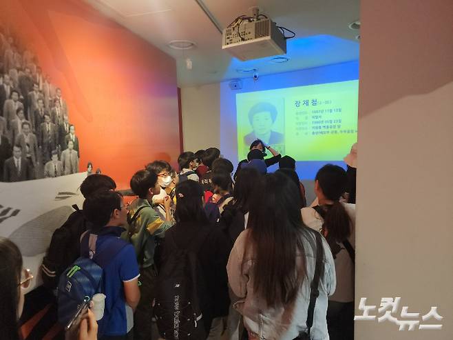 14일 오전 광주 동구 5·18민주화운동기록관에서 학생들이 전시를 관람하고 있다. 박요진 기자