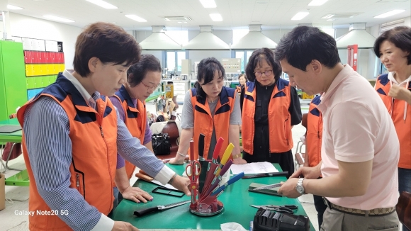 김미영 회장 등 소비자교육 순천지회 회원들이 한국폴리텍대학에서 ‘금속연삭 기술’ 교육을 배우고 있다.