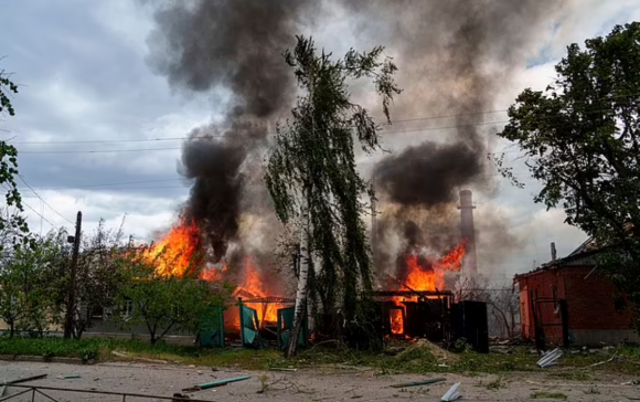 우크라이나 보브찬스크 지역의 한 주택이 러시아군의 대대적인 포격에 맞아 불타고 있다. AP 연합뉴스