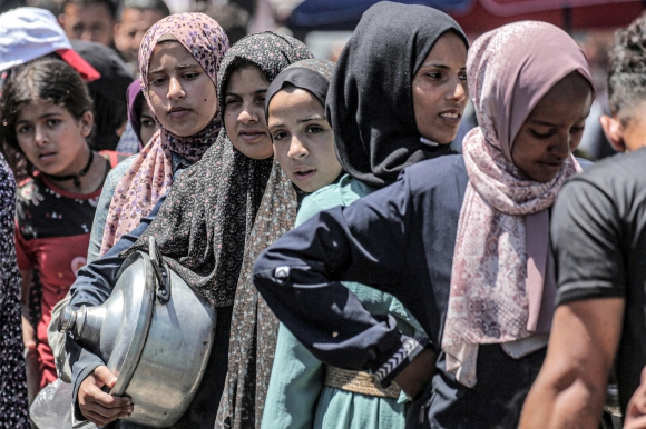 이스라엘-팔레스타인  분쟁 - 이스라엘과 하마스의 팔레스타인 영토 분쟁이 계속되는 가운데, 2024년 5월 13일(현지시간) 가자지구 중부 데이르엘발라의 한 공공 주방에서 여성들이 음식 배급을 받기 위해 줄을 서고 있다. / 사진=AFP 연합뉴스