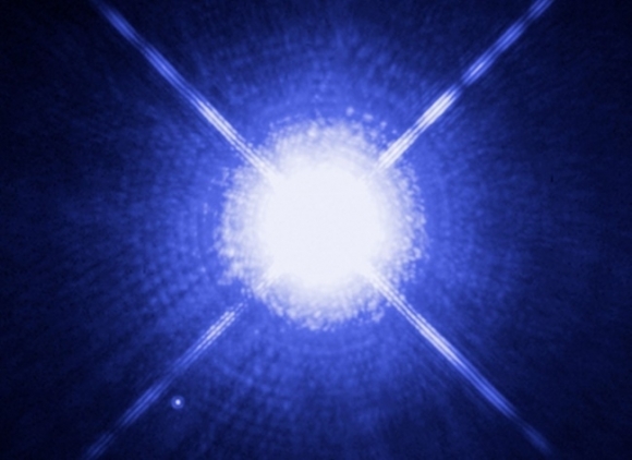 밤하늘에서 가장 밝은 별 시리우스. 왼쪽 아래는 1862년에 발견된 짝별 백색왜성이다.  부처님도 당시에는 이 별이 쌍성인 줄은 몰랐을 것이다.