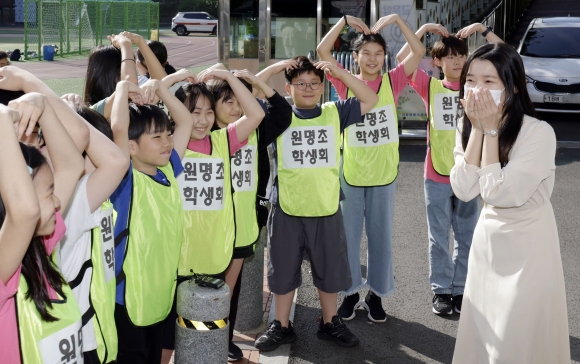 스승의 날을 하루 앞둔 14일 서울 서초구 원명초등학교에서 학생들이 출근하는 선생님들에게 감사의 인사를 하고 있다. 2024.5.14 뉴시스