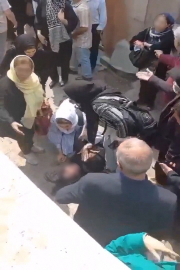 지난달 17일 이란 테헤란에서 히잡을 착용하지 않아 경찰에게 폭행을 당한 여성이 거리에 쓰러져있다. 사진 출처 엑스 (옛 트위터) 캡처