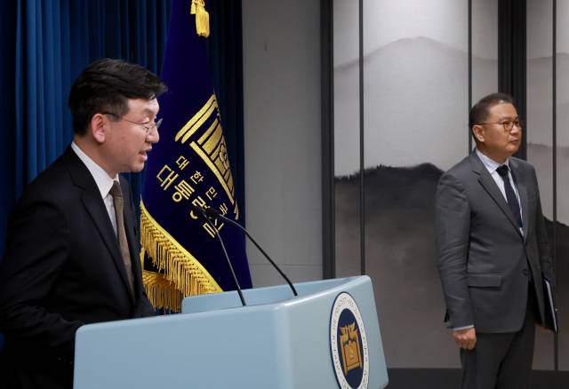 성태윤(왼쪽) 대통령실 정책실장이 14일 서울 용산 대통령실 청사에서 ‘라인 사태’ 관련 현안 브리핑을 하고 있다. 오른쪽은 브리핑에 배석한 박상욱 대통령실 과학기술수석. 연합뉴스