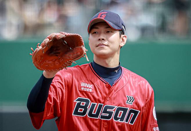 지난 12일 사직 LG전에서 선발 등판했던 롯데 홍민기. 롯데 자이언츠 제공