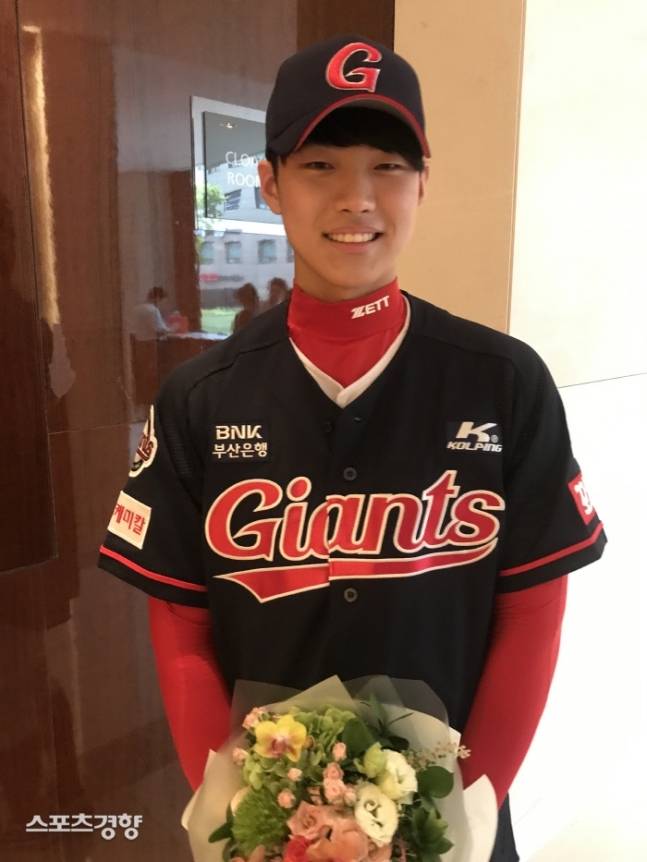2019년 신인드래프트 행사 당시의 롯데 홍민기. 김하진 기자