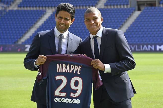 음바페가 2017년 9월 PSG와 계약한 뒤 알 켈라이피 회장과 유니폼을 들고 포즈를 취하고 있다. Getty Images코리아