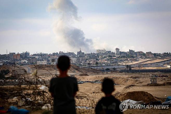 가자지구 남부 도시 라파서 이스라엘군 공습으로 피어오르는 연기 [AFP 연합뉴스자료사진. 재판매 및 DB 금지]