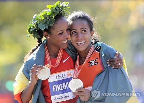 2011년 뉴욕마라톤에서 준우승을 차지한 부주네시 데바(오른쪽) [서울 연합뉴스 자료사진]