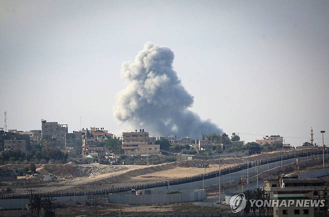 이스라엘의 공격으로라파에서 피어오르는 연기 [AFP=연합뉴스 재판매 및 DB 금지]