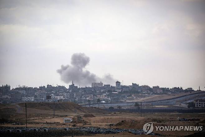 13일(현지시간) 팔레스타인 가자지구 라파에서 이스라엘의 공습 중 연기가 피어오르고 있다. 
[AP 연합뉴스 자료사진. 재판매 및 DB 금지]