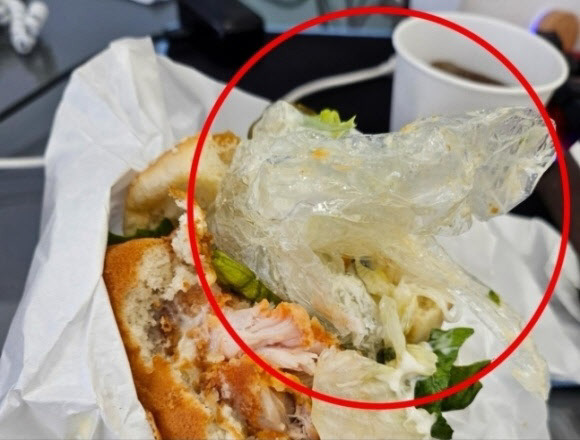 경기도 성남의 한 햄버거 프랜차이즈 매장에서 만든 햄버거에서 비닐장갑이 나온 모습. (사진=연합뉴스)