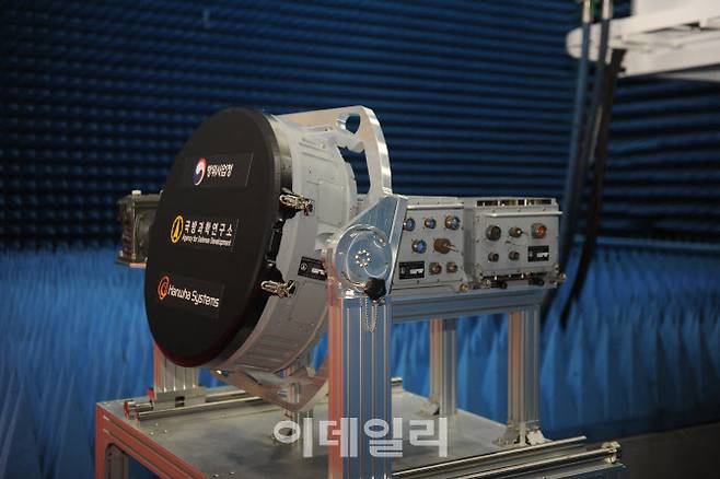 국방과학연구소(ADD)가 주관하고 한화시스템이 시제업체로 참여해 개발한 한국형 전투기 KF-21 탑재용 AESA 레이더 실물 모습. (사진=방위사업청)
