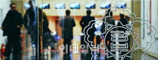 공무원들이 정부세종청사를 출입하고 있다. (사진=이데일리 DB)