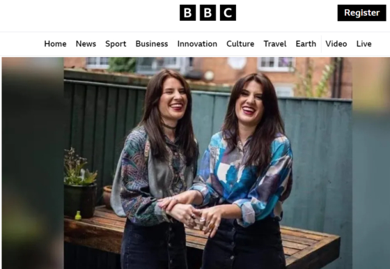쌍둥이 자매인 조지아 로리(오른쪽)와 멜리사 (사진=BBC 홈페이지)