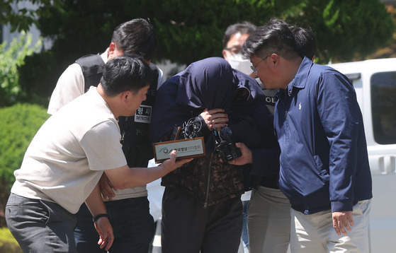 태국 파타야에서 한국인을 살해·유기하고 도주한 혐의를 받은 3인조 중 국내에서 체포된 A씨가 15일 오후 경남 창원시 성산구 창원지법에 구속 전 피의자 심문(영장실질심사)을 받기 위해 출석하고 있다. 〈사진=연합뉴스〉