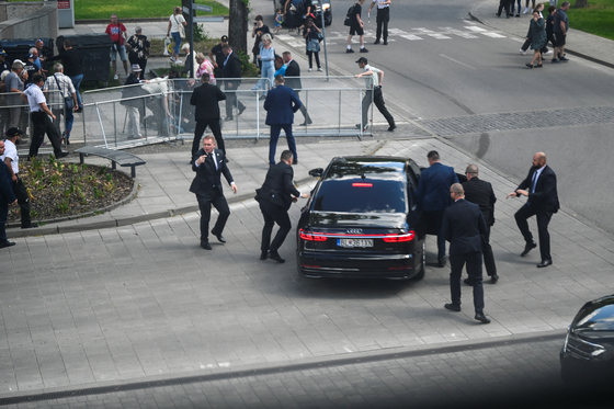 현지시간 15일 슬로바키아 한들로바에서 총격 사건이 발생한 가운데 보안 요원들이 로버트 피코 슬로바키아 총리를 차에 태우고 있다. 〈사진=로이터〉