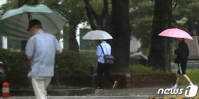 전북 전주시 전북대학교에서 우산을 쓴 시민들이 발걸음을 제촉하고 있다. (자료사진)/뉴스1 ⓒ News1 유경석 기자