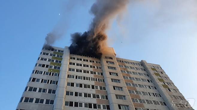 15일 오후 6시17분쯤 부산 영도구 동삼동 15층짜리 아파트 15층에서 불이 났다. 사진은 화재 현장 모습.(부산소방재난본부 제공)