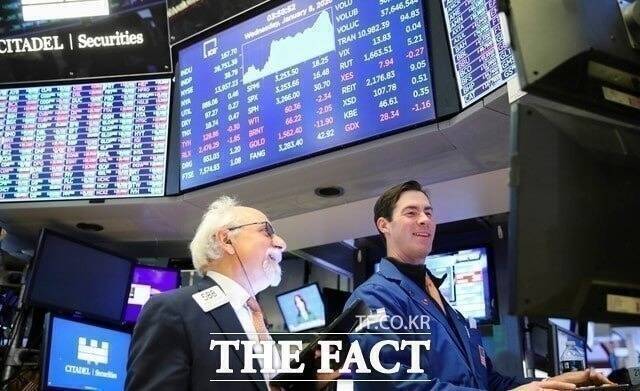 14일(현지시간) 뉴욕증권거래소(NYSE)에서 나스닥지수는 0.75%(122.94포인트) 상승한 1만6511.18에 마감하며 종가 기준 역대 최고치를 기록했다. /AP.뉴시스