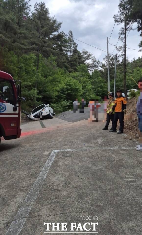 구미시 도개면의 내리막길 도로에서 사고가 나 수습 중이다./경북소방본부