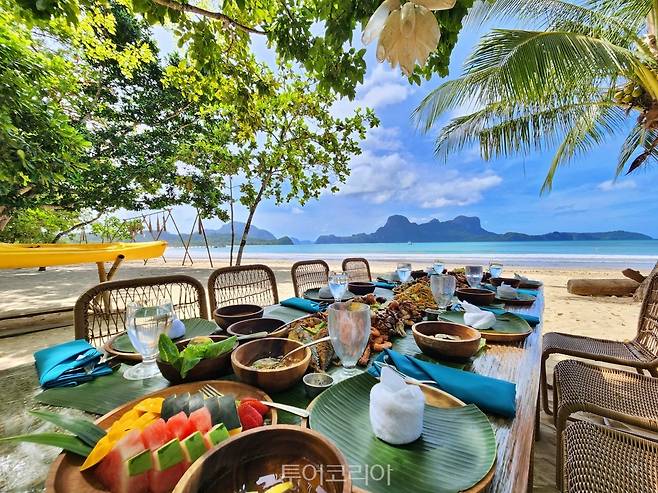 엘니도 세다 리오 호텔에선 해변가에서 식사를 즐길 수 있다.