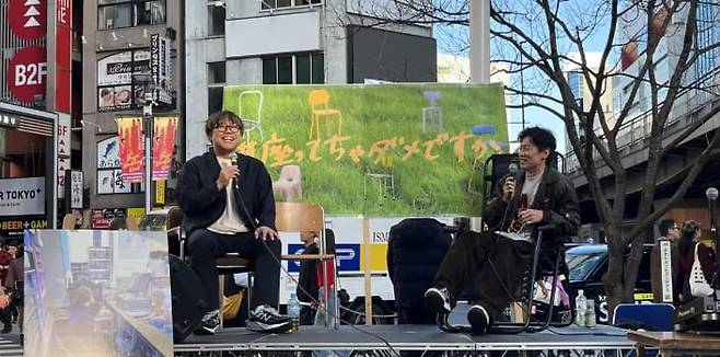 지난해 12월 10일 일본 도쿄 신주쿠에서 열린 거리 좌담회. 일본 분쿄대 3학년생 모테기 가에데(22)씨가 주도한 것으로 수퍼마켓 등 가게에 직원들을 위한 '의자'를 설치하라고 요구하는 것이 주제였다./벤고시닷컴