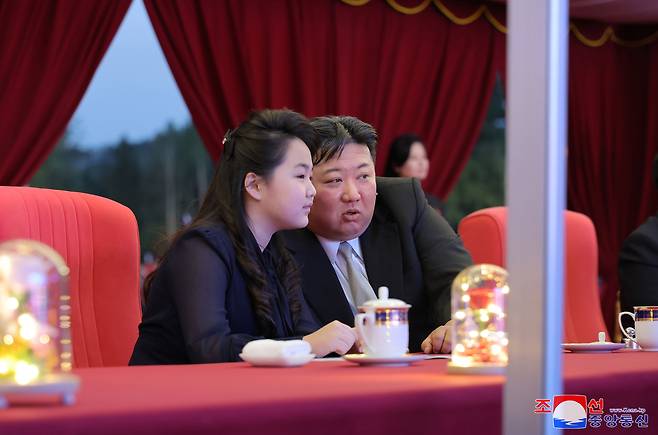 북한 김정은이 지난 14일 평양 전위거리 준공식에 딸 주애와 함께 참석했다. /연합뉴스