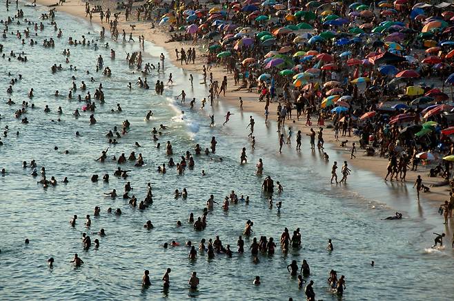 지난 3월 폭염으로 브라질 리우데자네이루의 해변에 모인 사람들./AFP 연합뉴스