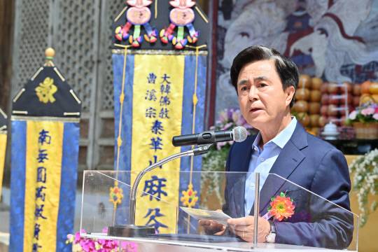 김태흠 충남도지사는 15일 석가탄신일을 맞아 공주 마곡사를 방문했다. 충남도 제공.