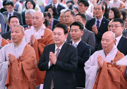윤석열 대통령이 15일 서울 종로구 조계사에서 열린 불기 2568년 부처님오신날 봉축법요식에서 합장하고 있다. 연합뉴스.