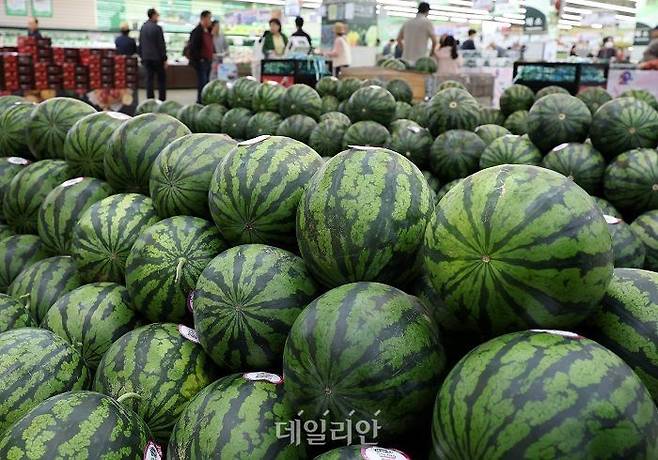 채소, 과일 가격이 고공행진을 보이고 있는 지난 6일 오후 서울시내 한 대형마트에 수박이 놓여 있다. ⓒ뉴시스