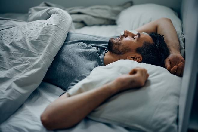 뇌에 있는 독소의 제거 속도가 수면 상태에서 오히려 감소한다는 사실이 발견됐다. 게티이미지뱅크