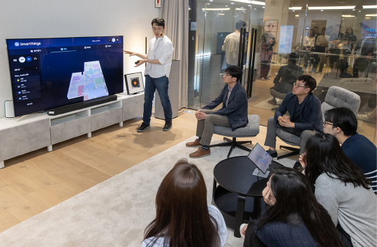 삼성전자 직원이 지난 14일 수원사업장 디지털시티에 위치한 CX·MDE(고객 중심 멀티 디바이스 경험)센터에서 'AI 라이프'를 소개하고 있다. 삼성전자 제공