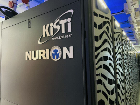 우리나라가 보유한 슈퍼컴퓨터 총 성능이 지난해 11월보다 하락하는 등 지속적으로 뒤처지고 있다. 사진은 한국과학기술정보연구원(KISTI)에 구축된 슈퍼컴퓨터 5호기 '누리온' 모습.



KISTI 제공