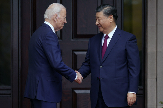 지난해 양국의 AI 회담을 합의한 미중 정상회담에서 조 바이든 미 대통령과 시진핑 중국 국가주석이 악수하고 있다. AP=연합뉴스
