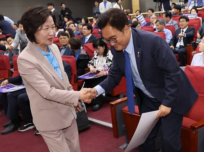 29일 국회에서 열린 더민주전국혁신회의 총선 평가 및 조직 전망 논의 간담회에서 추미애 당선인과 우원식 의원이 인사하고 있다. 연합뉴스