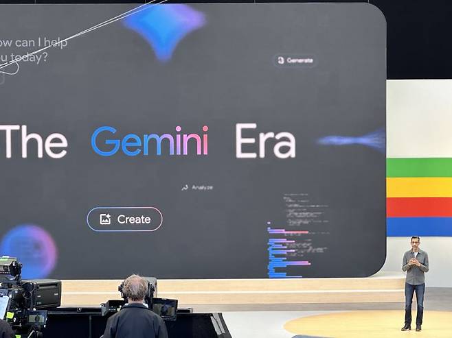 순다르 피차이 구글 최고경영자(CEO)가 14일(현지시간) 미국 캘리포니아주 마운틴뷰 본사에서 열린 연례개발자회의(I/O)에서 제미나이(Gemini) 1.5의 대규모 업그레이드를 발표하고 있다. 사진=홍창기 기자