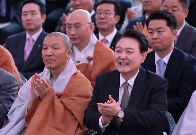 윤석열 대통령이 15일 서울 종로구 조계사에서 열린 불기 2568년 부처님오신날 봉축법요식에서 박수치고 있다. (대통령실통신사진기자단) /사진=뉴시스화상