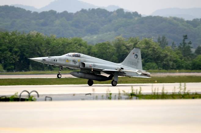 2023년 5월 12일 청주기지에서 진행되는 대규모 공중종합훈련인 '23년 전반기 소링이글(Soaring Eagle) 훈련'에서 F-5 전투기가 청주기지에 착륙하고 있다. 사진=공군 제공