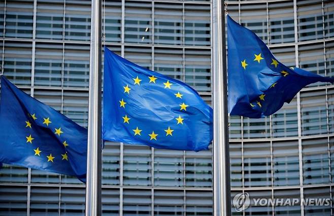 벨기에 브뤼셀 유럽연합 본부 앞에 유럽연합 깃발이 지난 3월 1일 휘날리고 있다. 로이터 연합뉴스