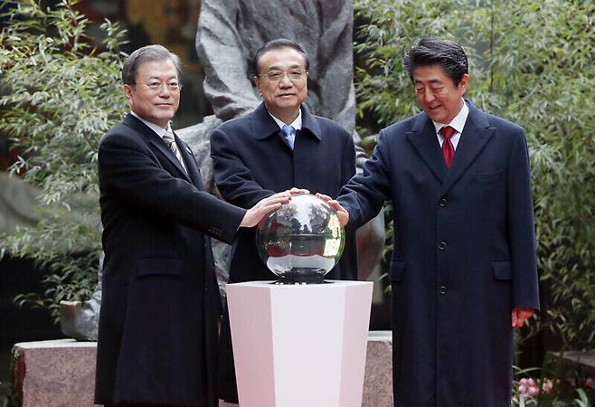 문재인 대통령과 리커창 중국 총리, 아베 신조 일본 총리가 2019년 12월 중국 쓰촨성 청두 두보초당에서 한·중·일 협력 20주년 기념 제막식을 하고 있다. 청와대사진기자단