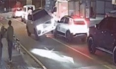 5월9일 밤 11시40분께 서울 강남구 압구정동의 한 도로에서 트로트 가수 김호중씨가 몰던 스포츠유틸리티차량(SUV·왼쪽)이 택시와 부딪치고 있다.