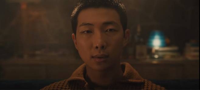 스토리가 있는 뮤직비디오가 화제다. 미국 드라마 ‘성난 사람들’을 연출한 이성진 감독이 참여한 방탄소년단 알엠(RM)의 뮤직비디오는 단편영화 하이라이트를 본 것 같은 느낌을 준다. 뮤직비디오 갈무리
