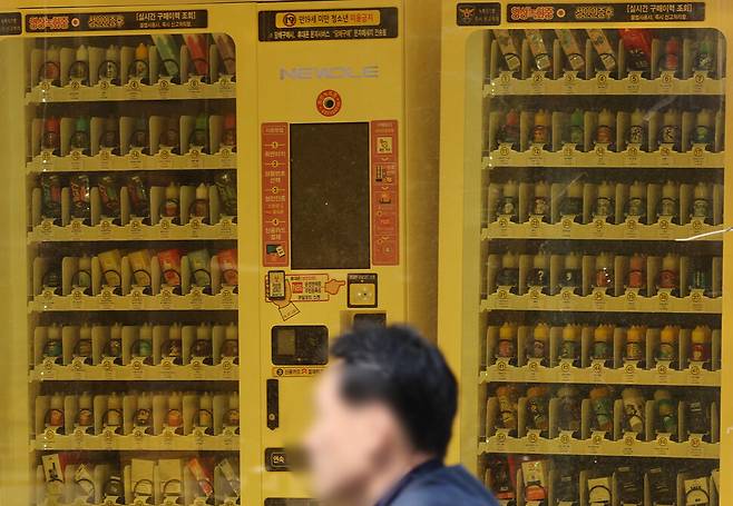 지난 9일 서울 마포구의 한 무인 전자담배 판매점에 설치된 자동판매기에 합성니코틴 액상형 전자담배가 진열돼있다.  연합뉴스