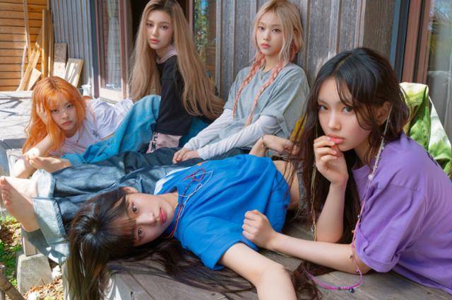 경영권을 둘러싼 어도어 민희진 대표와 모회사 하이브 간의 내홍이 연일 이어지고 있는 가운데, 어도어 소속 그룹 뉴진스의 향후 행보에 대한 각종 우려와 추측도 날로 심화되고 있다. 어도어 제공