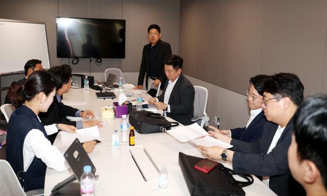 첫목회 회원들이 15일 오전 서울 종로구의 한 사무실에서 보수 재건과 당 혁신을 주제로 토론하고 있다. 뉴시스
