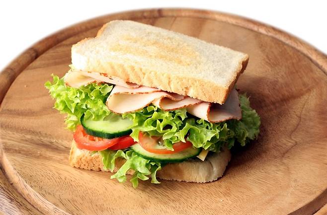 샌드위치에는 식빵과 갖은 재료, 소스 등이 들어가기 때문에 나트륨 함량이 높다./사진=클립아트코리아