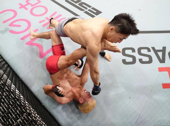 로드 투 UFC에 참가한 기원빈(위)의 모습. 사진=UFC